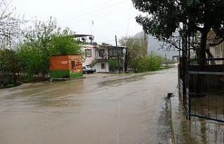 Şiddetli sağanak Kozan caddelerini göle çevirdi