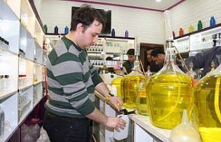 Siirtliler kolonya almak için sıraya girdi