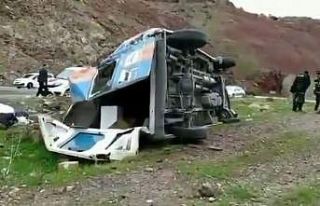Siirt’te devrilen minibüste maddi hasar meydana...