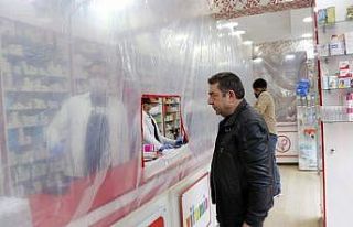 Siirt’teki eczaneden korona virüse karşı naylonlu...