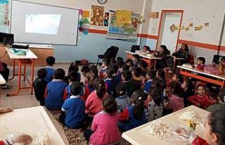 Sınır okulundaki öğrencilerden küçük imkanlarla...