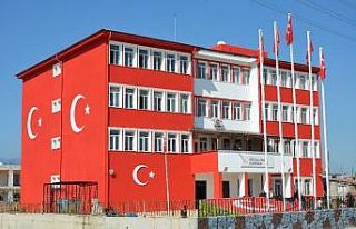 Sınırdaki okul Türk bayrağına boyandı