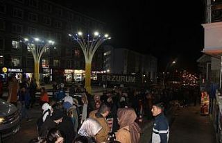 Sırada bekleyen öğrencilere kolonyalı önlem