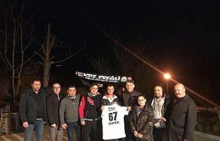 Siyah-beyazlı taraftarlar İdlip gazilerini unutmadı