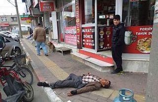 Sokak ortasında yığıldı, korona korkusu yaklaştırmadı