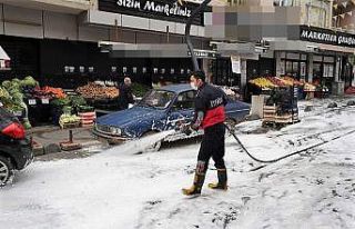 Sokaklar köpükle temizleniyor