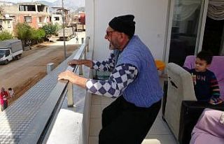 Sporunu evde yapıyor, akranlarına da "Evde...