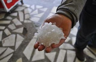 Şuhut’ta şiddetli yağmur ve dolu yaşamı olumsuz...