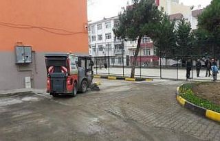 Süleymanpaşa Belediyesi okul bahçelerinin de temizliğini...