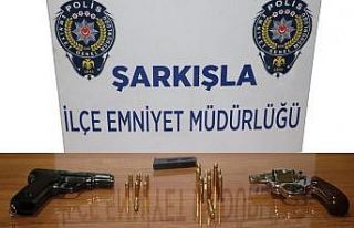 Şüphe ile durdurulan araçta silah ele geçirildi