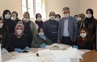Suruçlu kadınlar gönüllü olarak maske üretiyor