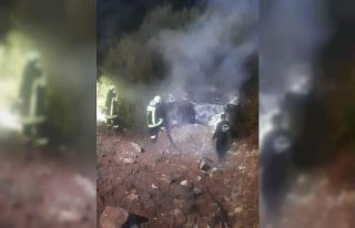 Taklalar atan otomobil alev aldı: 1 ölü