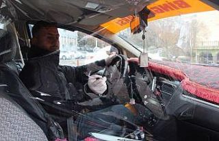 Taksiciden korona virüsüne karşı şeffaf kabin