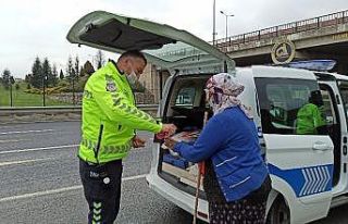 Tanker yangınına bakan trafik ekipleri adres soran...
