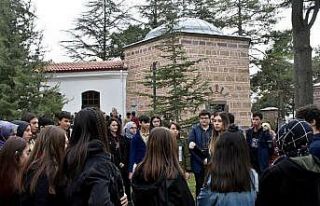Tarih dersini Ertuğrul Gazi Türbesinde işlediler