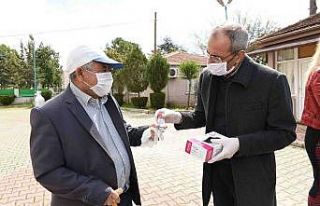 Tarsus Belediyesi dezenfektan üretip halka ücretsiz...