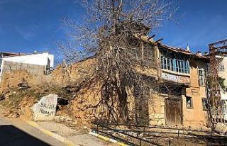 Tehlike arz eden yapılar tespit edilerek yıkılıyor