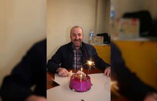 Tek başına doğum günü kutladı