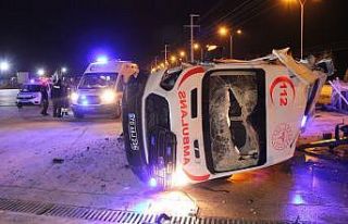 Tekeri patlayan ambulans beton bariyere çarparak...