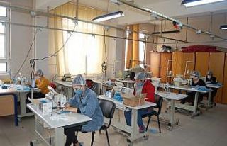 Tekirdağ’da öğretmenler maske üretiyor