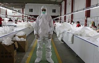 Tekstil üretimini durdurup sağlıkçılar için...