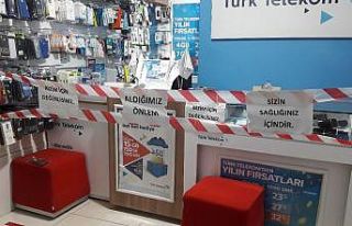 Telefon dükkanından müşterilere ’1 metre mesafe’...