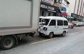 Telefonunu düşürünce kaza yaptı