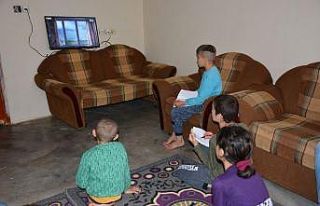Televizyonları olmadığı için uzaktan eğitim...