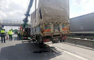 TEM’de kamyonet devrildi, trafik kilitlendi