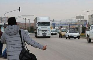 Terminallerde bilet bulamayan öğrenciler, otostop...