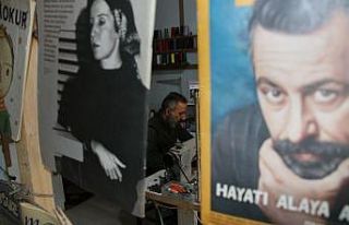 Terzi dükkanı sahibi evlere kitap servisine başladı