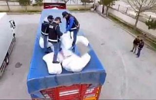 Tır dorsesine gizlenen 4 bin 700 paket kaçak sigara...