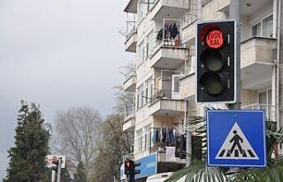 Trafik ışıklarına Korona virüs ile mücadele...