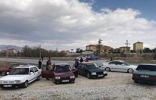 Trafik magandaları konvoy halinde trafiği birbirine...