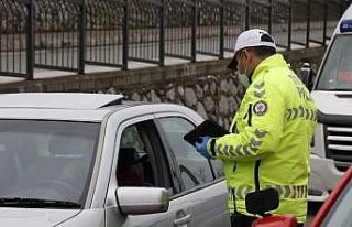 Trafik polisleri sürücüleri kimlik kontrolü yapıp...