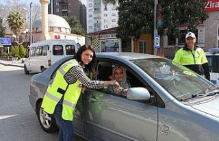 Trafik polislerinden çiçekli denetim