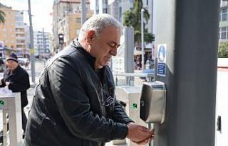 Tramvay istasyonlarına el dezenfektan cihazları...