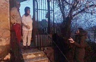 Tunceli’de sokak hayvanlarını besleyen ekibe yaşlı...