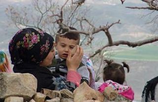 Türbedeki taşları ısıtıp şifa arıyorlar