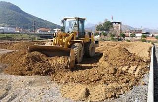 Turgutlu Belediyesinden iki mahalleye çim saha