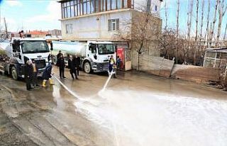 Tuşba Belediyesi yolları sabunlu suyla dezenfekte...