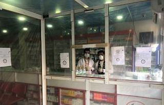 Uludere’deki eczaneden korona virüse karşı naylonlu...