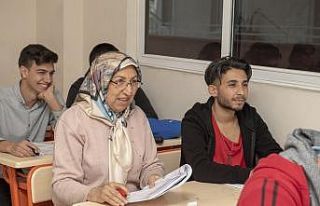 Üniversite hayalini gerçekleştirmek için 65 yaşında...