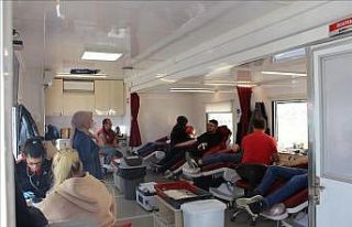 Üniversite öğrencilerinden kan bağışı