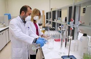 Üniversitede kendi ürettiği dezenfektanları kullanıyor