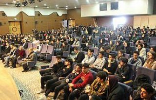 Ünlü radyocuların gençlerle sohbeti eğlenceli...