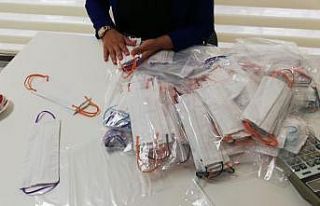 Ürettikleri maskeleri güvenlik görevlilerine dağıttılar