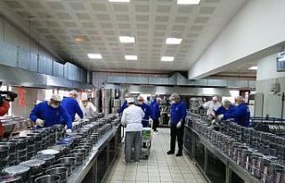 Üsküdar’da yaşlı ve kronik hastalara dev kazanlarda...