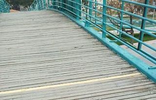 Üst geçidin yıpranan zemin parçaları yenilendi