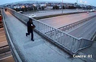 Üst geçitte karşılaştığı kadının çantasını...